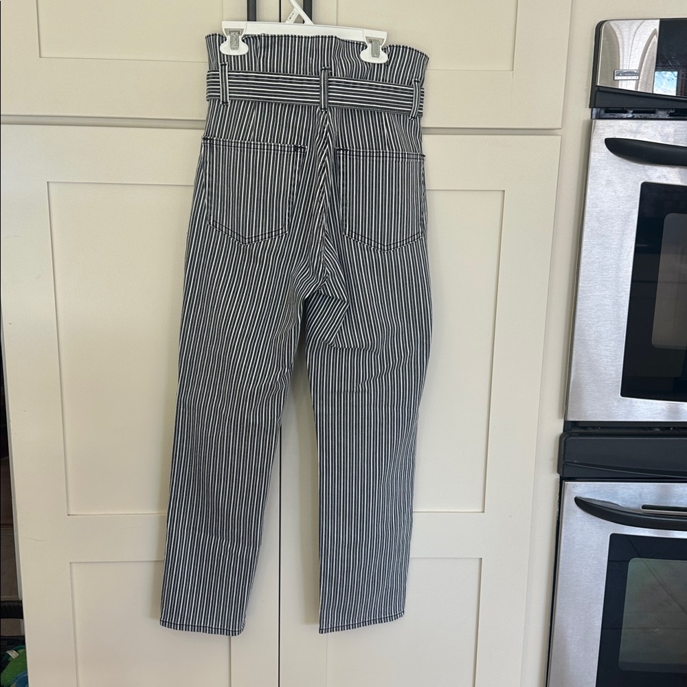 Frame Denim Pleated Pegged Jeans - Picture 11 of 12